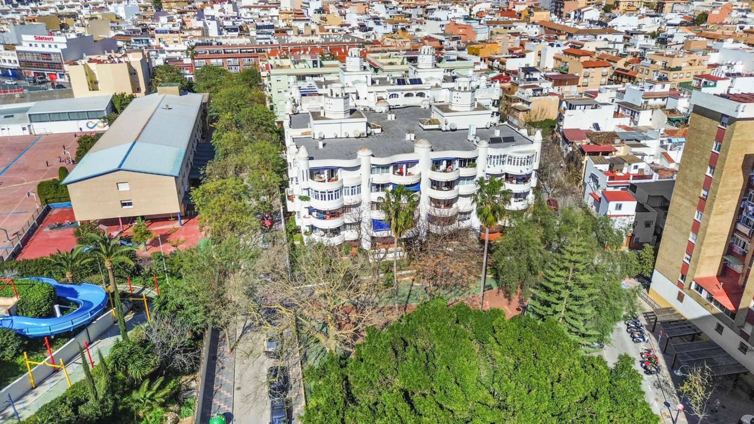 Spacious 3-Bedroom Apartment with Optional Double Private Parking and Storage Room in Mijas Costa, next to Fuengirola.