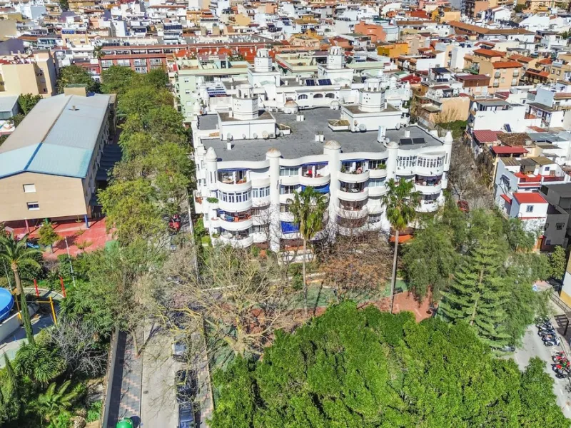 Spacious 3-Bedroom Apartment with Optional Double Private Parking and Storage Room in Mijas Costa, next to Fuengirola.
