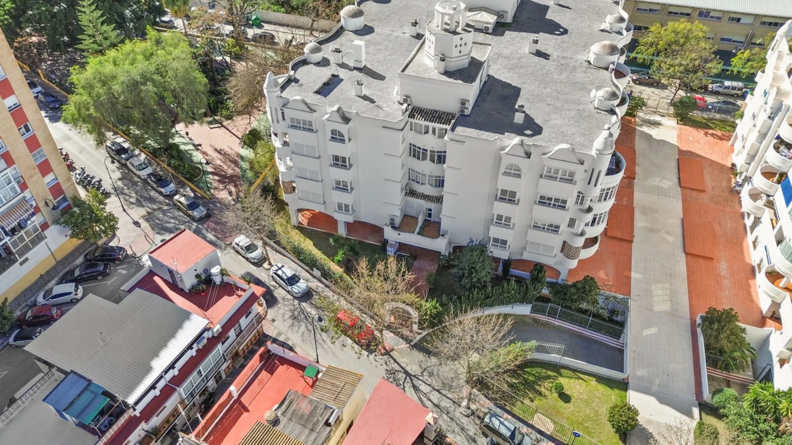 Spacious 3-Bedroom Apartment with Optional Double Private Parking and Storage Room in Mijas Costa, next to Fuengirola.