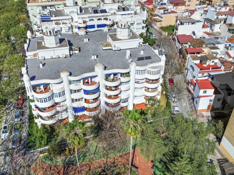 Spacious 3-Bedroom Apartment with Optional Double Private Parking and Storage Room in Mijas Costa, next to Fuengirola.