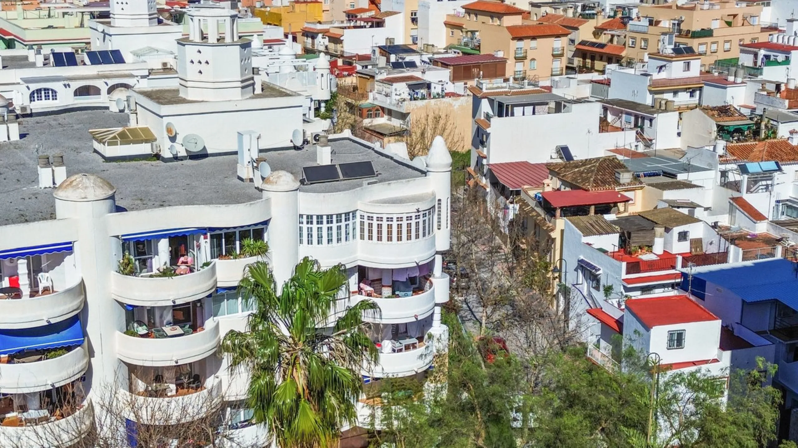 Spacious 3-Bedroom Apartment with Optional Double Private Parking and Storage Room in Mijas Costa, next to Fuengirola.