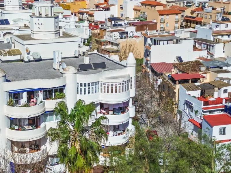 Spacious 3-Bedroom Apartment with Optional Double Private Parking and Storage Room in Mijas Costa, next to Fuengirola.