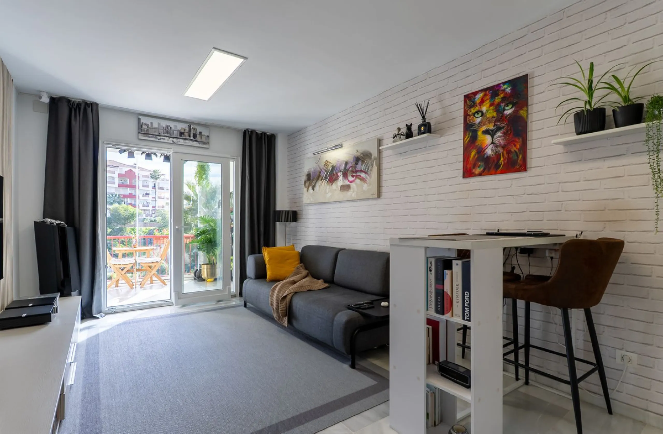 Stunning renovated 2-bedroom, 2-bathroom apartment in the highly desirable area of Riviera del Sol, boasting a prime frontline golf position with beautiful open views across the golf course and towards the lake. Presented in excellent condition throughout