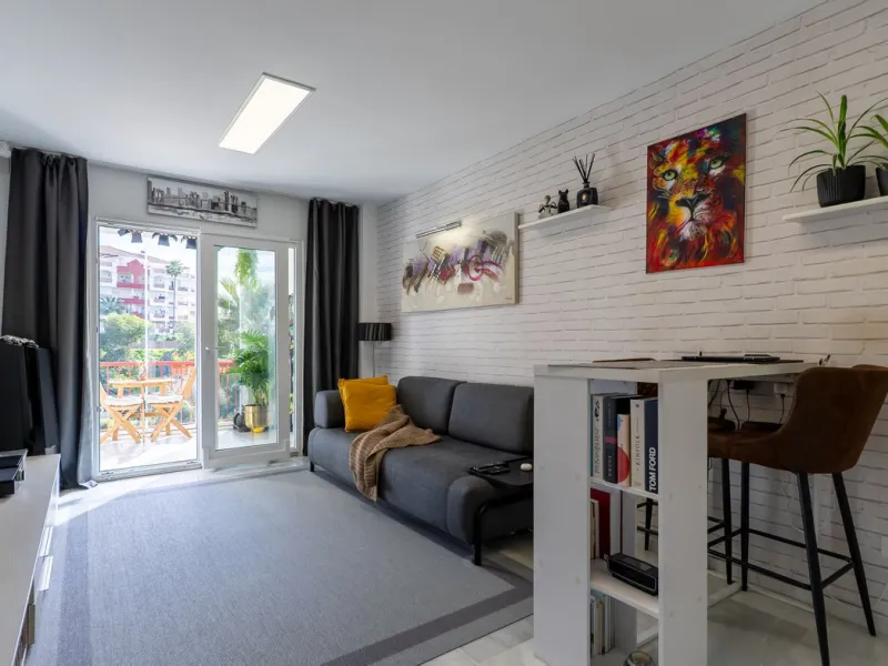 Stunning renovated 2-bedroom, 2-bathroom apartment in the highly desirable area of Riviera del Sol, boasting a prime frontline golf position with beautiful open views across the golf course and towards the lake. Presented in excellent condition throughout