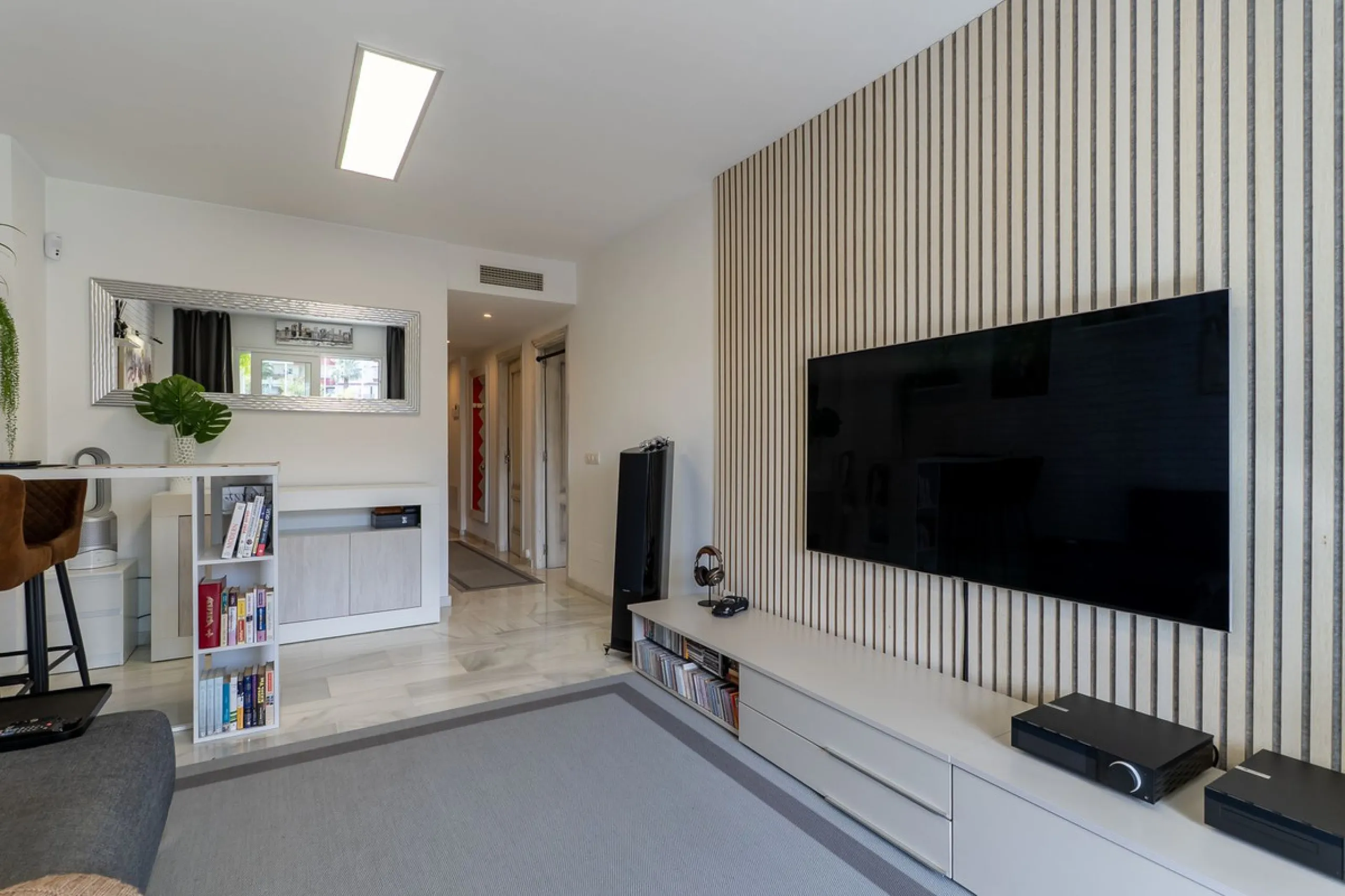 Stunning renovated 2-bedroom, 2-bathroom apartment in the highly desirable area of Riviera del Sol, boasting a prime frontline golf position with beautiful open views across the golf course and towards the lake. Presented in excellent condition throughout
