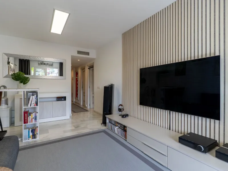 Stunning renovated 2-bedroom, 2-bathroom apartment in the highly desirable area of Riviera del Sol, boasting a prime frontline golf position with beautiful open views across the golf course and towards the lake. Presented in excellent condition throughout