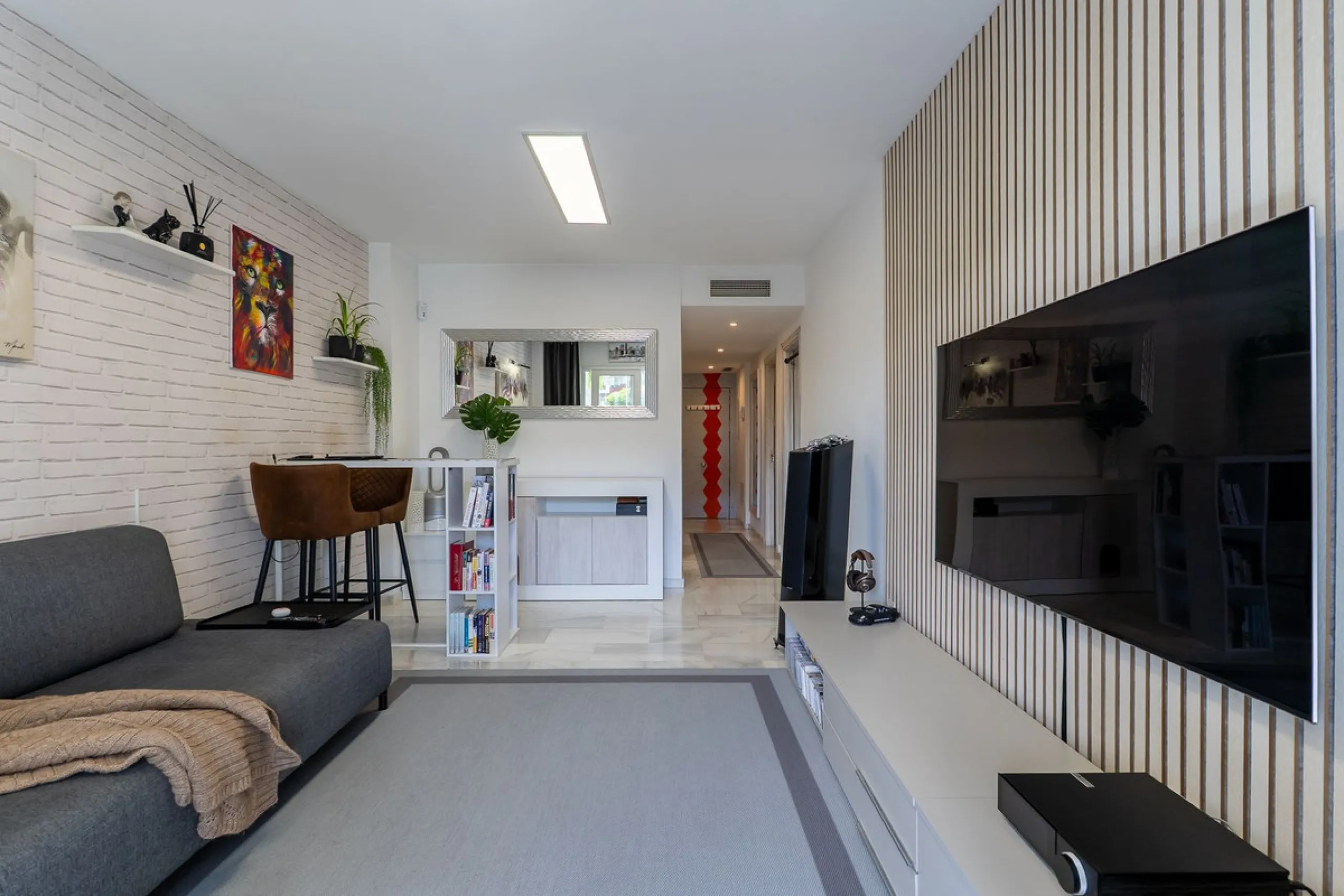 Stunning renovated 2-bedroom, 2-bathroom apartment in the highly desirable area of Riviera del Sol, boasting a prime frontline golf position with beautiful open views across the golf course and towards the lake. Presented in excellent condition throughout