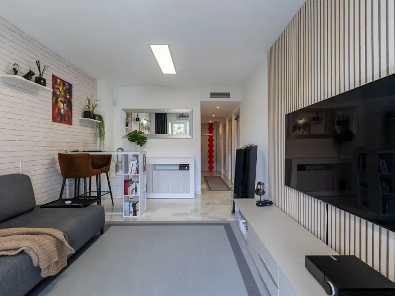 Stunning renovated 2-bedroom, 2-bathroom apartment in the highly desirable area of Riviera del Sol, boasting a prime frontline golf position with beautiful open views across the golf course and towards the lake. Presented in excellent condition throughout