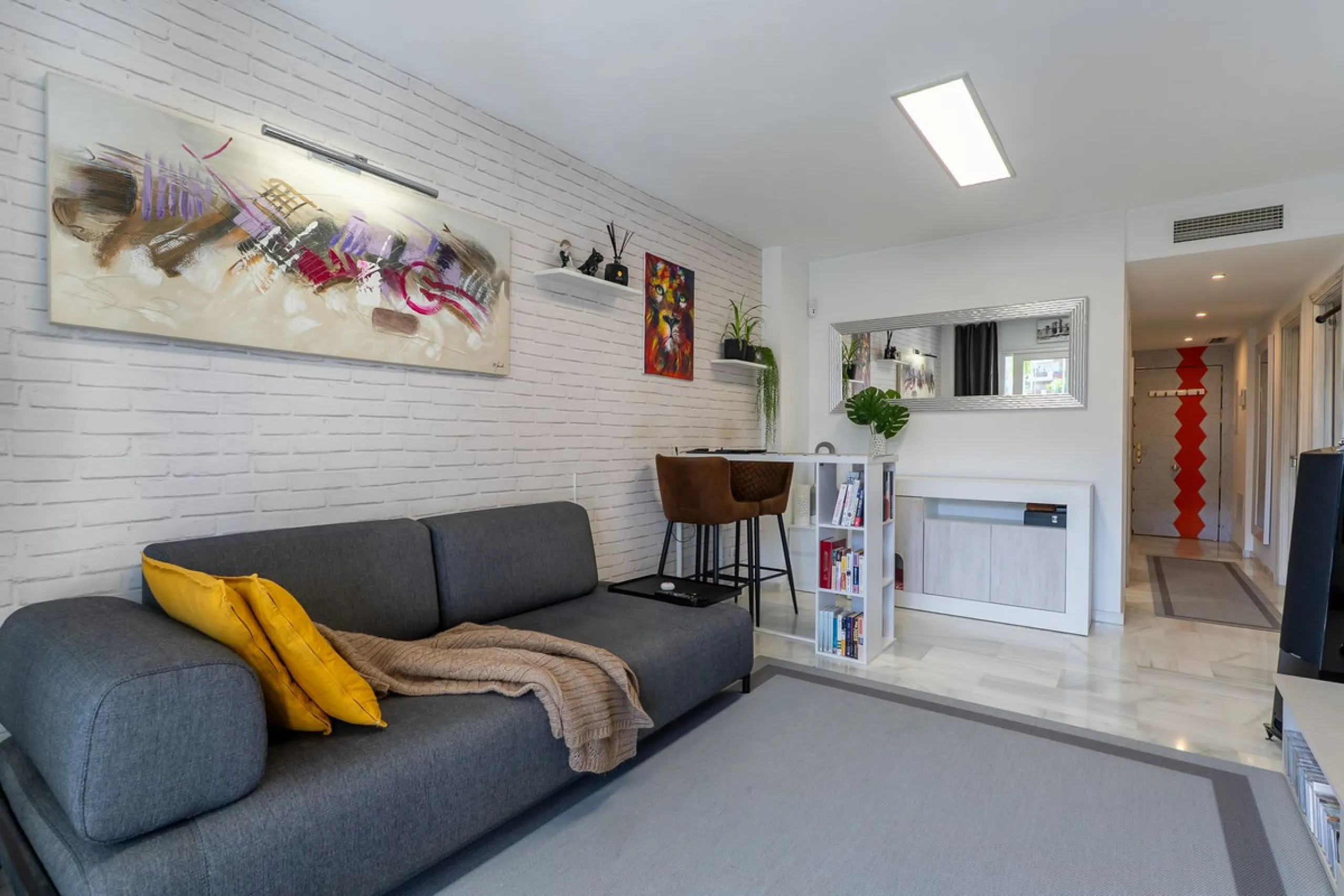 Stunning renovated 2-bedroom, 2-bathroom apartment in the highly desirable area of Riviera del Sol, boasting a prime frontline golf position with beautiful open views across the golf course and towards the lake. Presented in excellent condition throughout