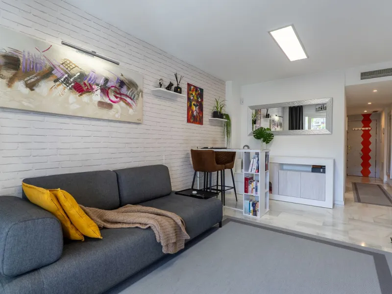 Stunning renovated 2-bedroom, 2-bathroom apartment in the highly desirable area of Riviera del Sol, boasting a prime frontline golf position with beautiful open views across the golf course and towards the lake. Presented in excellent condition throughout