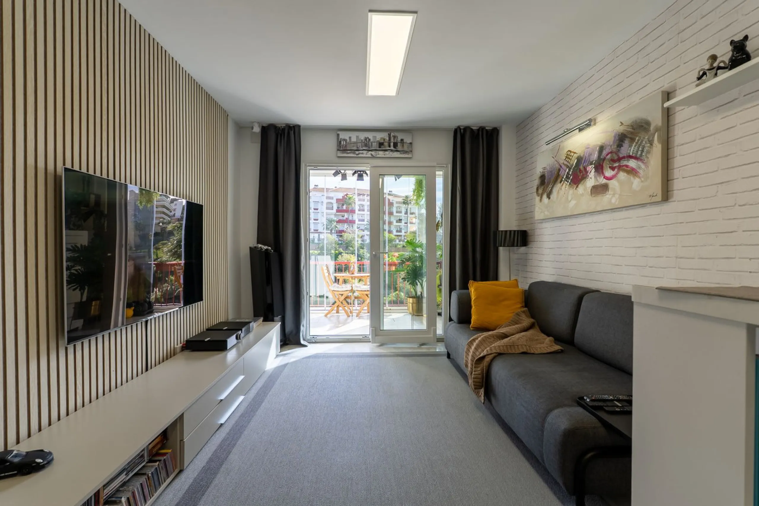 Stunning renovated 2-bedroom, 2-bathroom apartment in the highly desirable area of Riviera del Sol, boasting a prime frontline golf position with beautiful open views across the golf course and towards the lake. Presented in excellent condition throughout