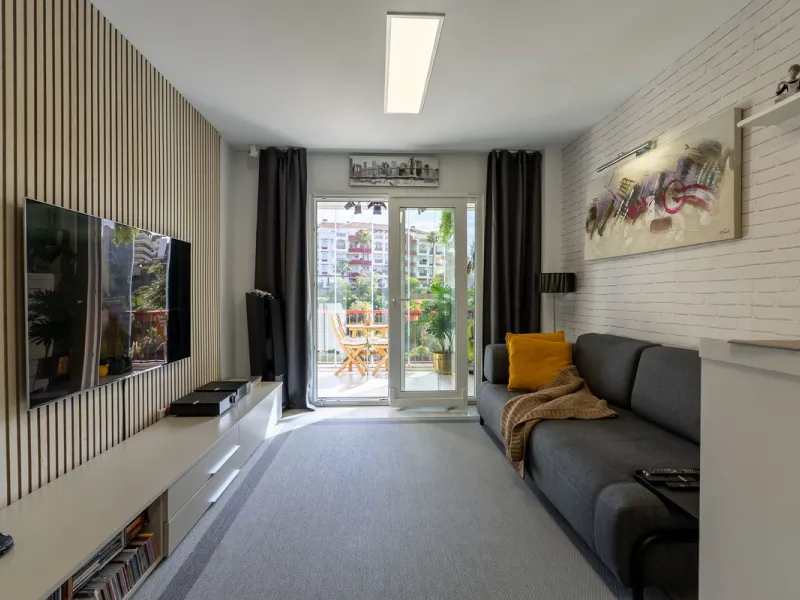 Stunning renovated 2-bedroom, 2-bathroom apartment in the highly desirable area of Riviera del Sol, boasting a prime frontline golf position with beautiful open views across the golf course and towards the lake. Presented in excellent condition throughout