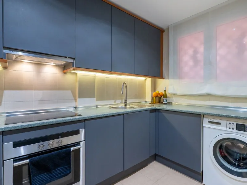 Stunning renovated 2-bedroom, 2-bathroom apartment in the highly desirable area of Riviera del Sol, boasting a prime frontline golf position with beautiful open views across the golf course and towards the lake. Presented in excellent condition throughout
