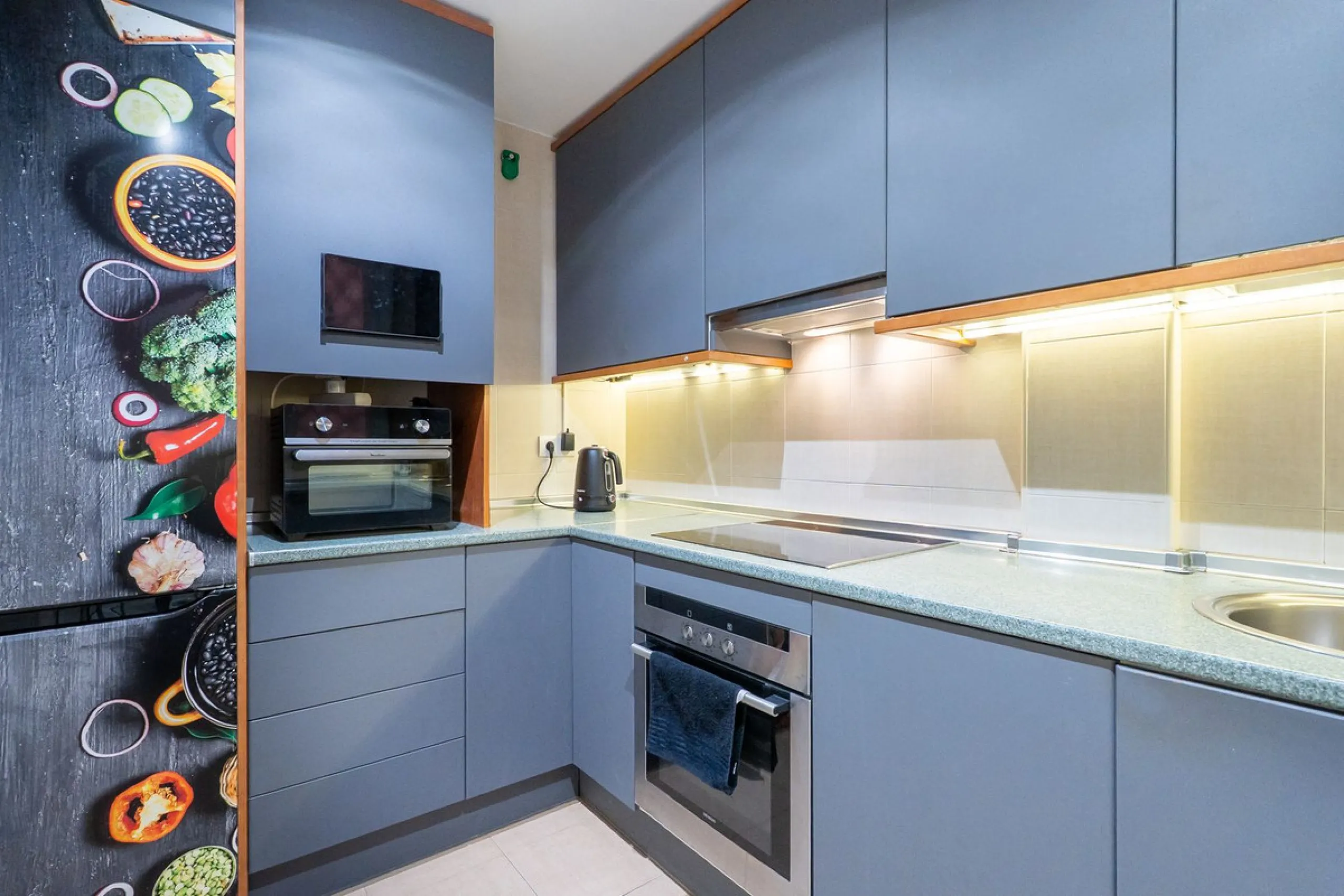 Stunning renovated 2-bedroom, 2-bathroom apartment in the highly desirable area of Riviera del Sol, boasting a prime frontline golf position with beautiful open views across the golf course and towards the lake. Presented in excellent condition throughout