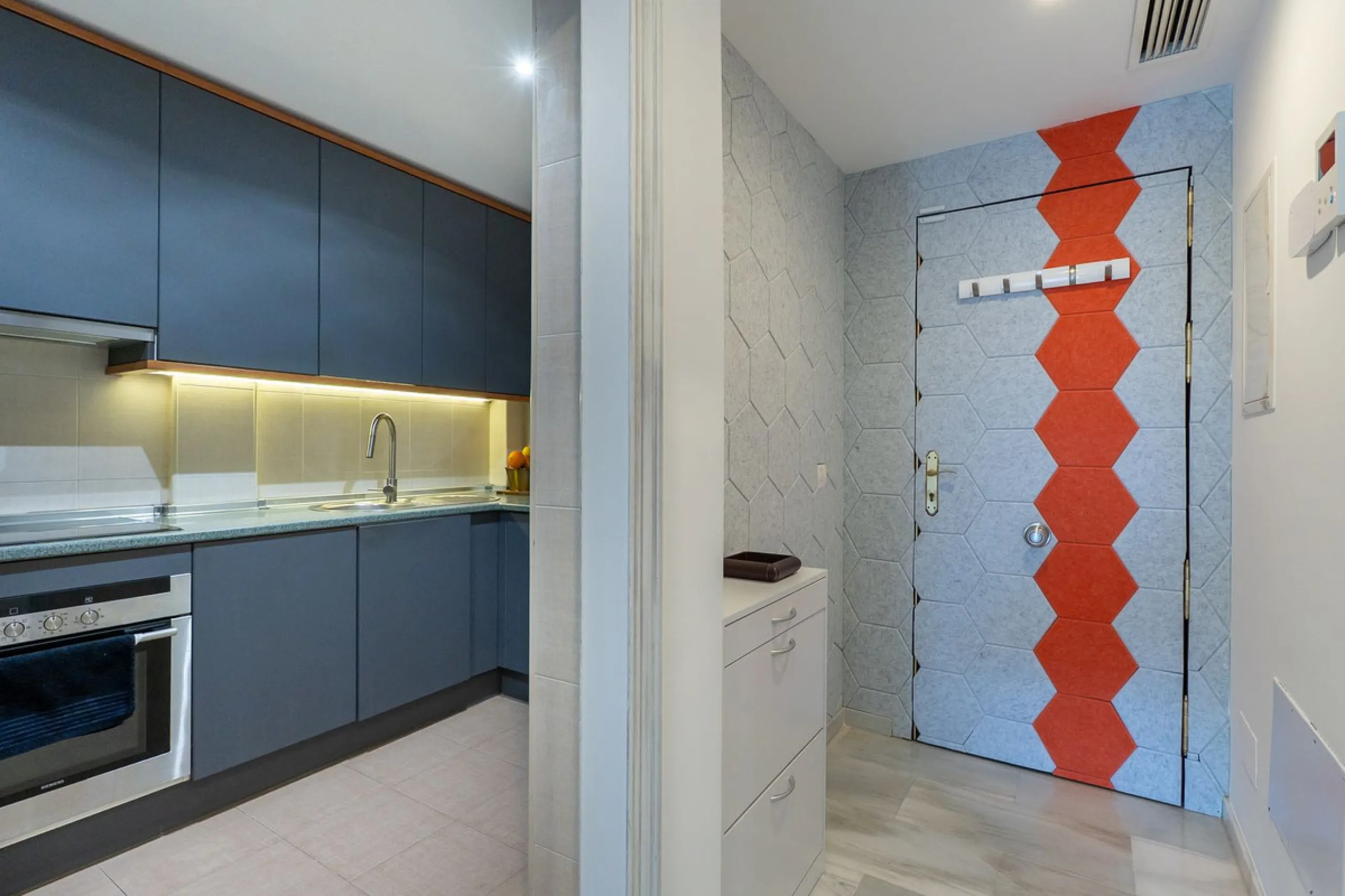 Stunning renovated 2-bedroom, 2-bathroom apartment in the highly desirable area of Riviera del Sol, boasting a prime frontline golf position with beautiful open views across the golf course and towards the lake. Presented in excellent condition throughout