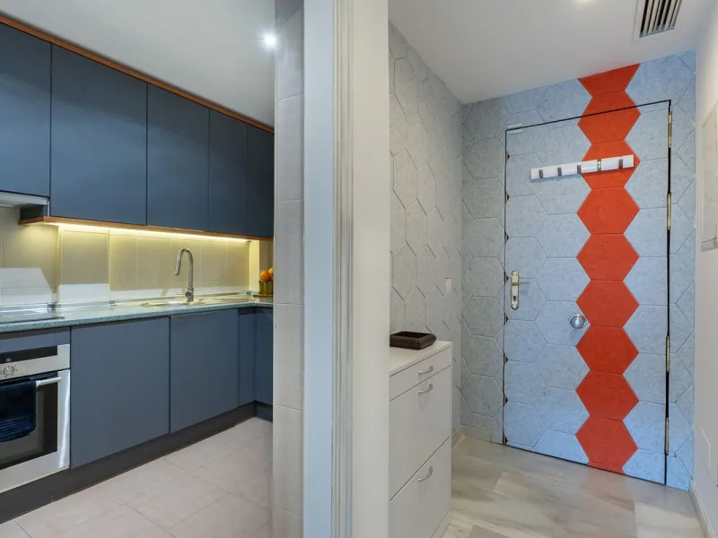 Stunning renovated 2-bedroom, 2-bathroom apartment in the highly desirable area of Riviera del Sol, boasting a prime frontline golf position with beautiful open views across the golf course and towards the lake. Presented in excellent condition throughout