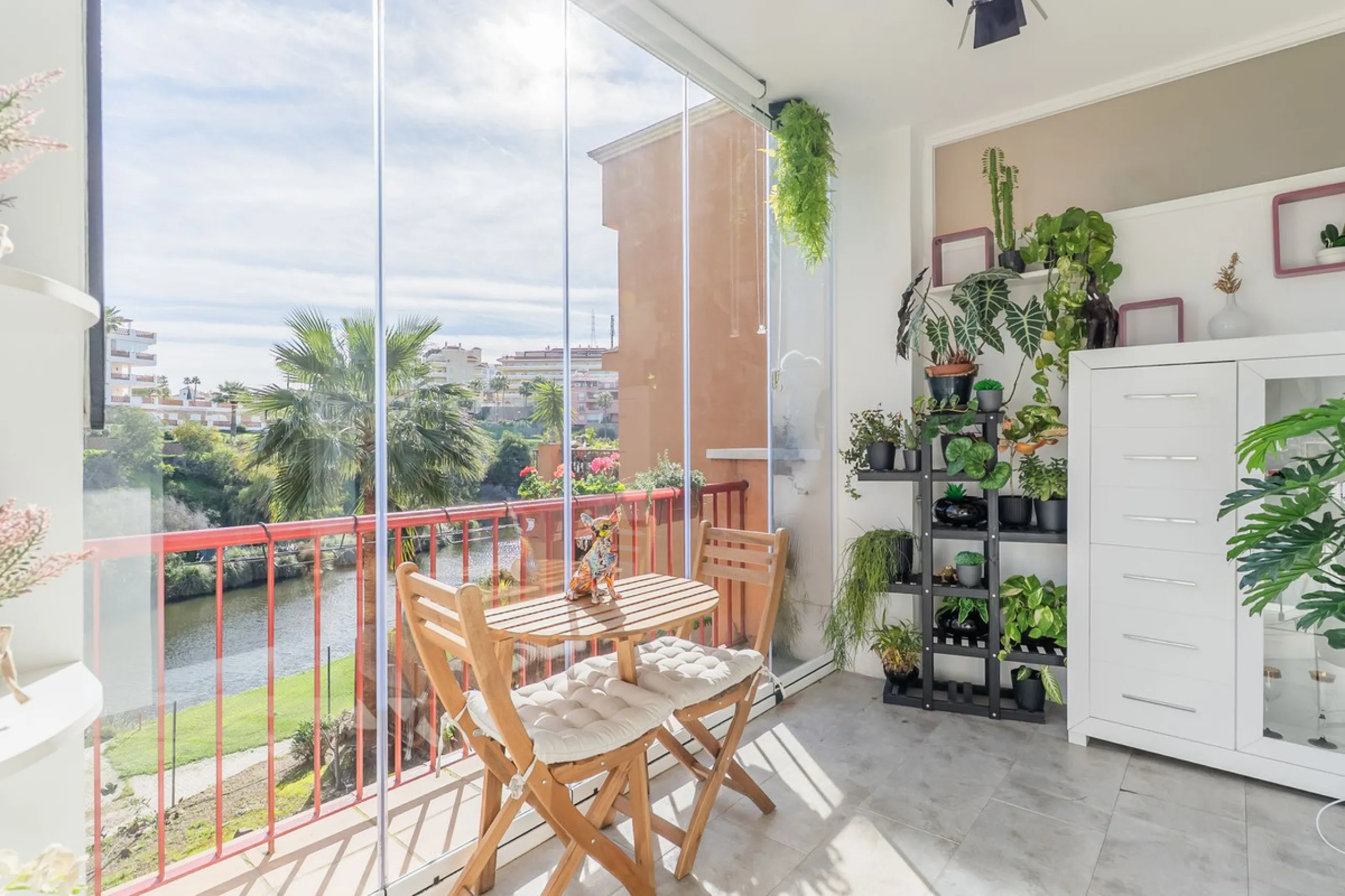 Stunning renovated 2-bedroom, 2-bathroom apartment in the highly desirable area of Riviera del Sol, boasting a prime frontline golf position with beautiful open views across the golf course and towards the lake. Presented in excellent condition throughout