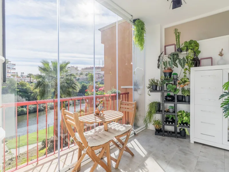 Stunning renovated 2-bedroom, 2-bathroom apartment in the highly desirable area of Riviera del Sol, boasting a prime frontline golf position with beautiful open views across the golf course and towards the lake. Presented in excellent condition throughout