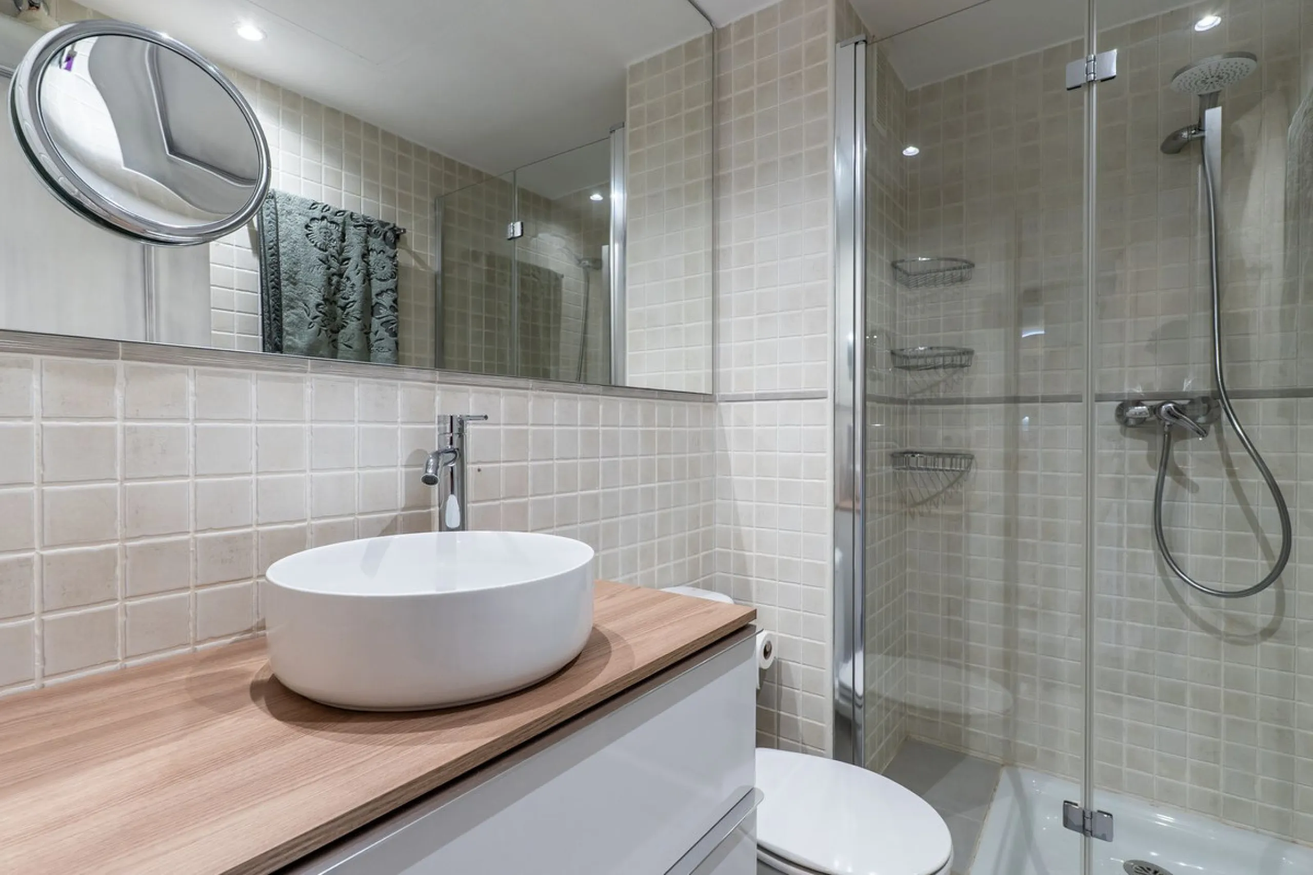 Stunning renovated 2-bedroom, 2-bathroom apartment in the highly desirable area of Riviera del Sol, boasting a prime frontline golf position with beautiful open views across the golf course and towards the lake. Presented in excellent condition throughout