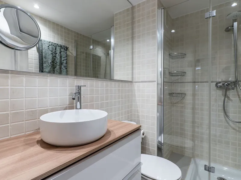 Stunning renovated 2-bedroom, 2-bathroom apartment in the highly desirable area of Riviera del Sol, boasting a prime frontline golf position with beautiful open views across the golf course and towards the lake. Presented in excellent condition throughout