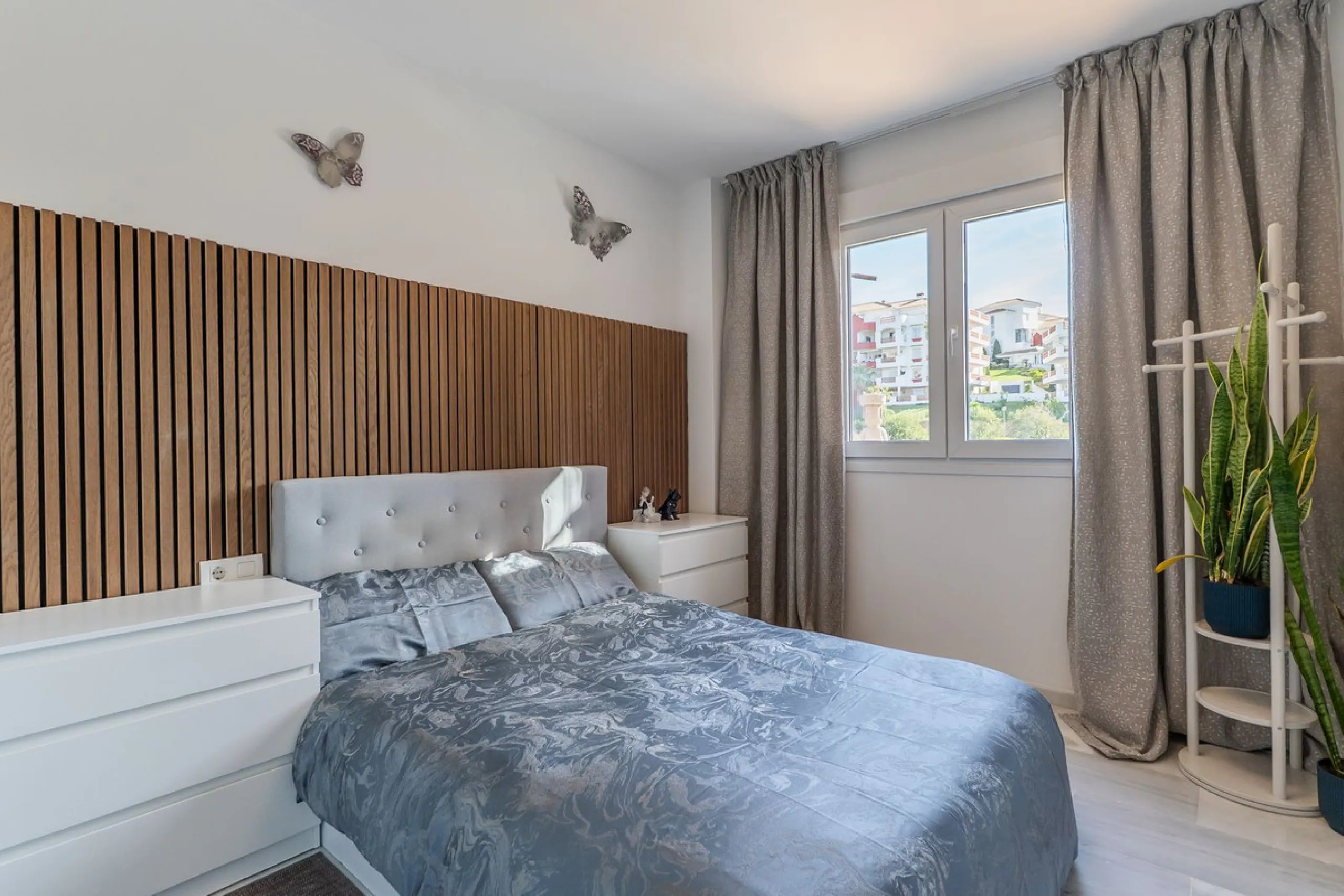 Stunning renovated 2-bedroom, 2-bathroom apartment in the highly desirable area of Riviera del Sol, boasting a prime frontline golf position with beautiful open views across the golf course and towards the lake. Presented in excellent condition throughout