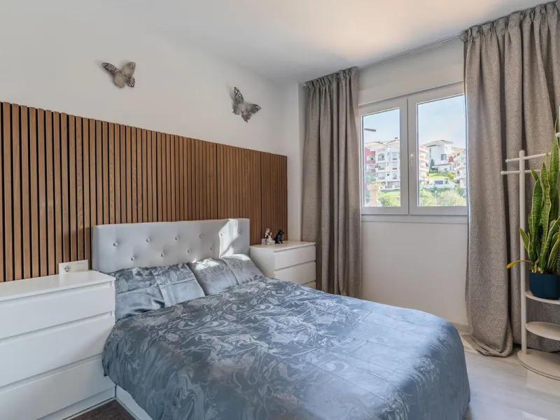 Stunning renovated 2-bedroom, 2-bathroom apartment in the highly desirable area of Riviera del Sol, boasting a prime frontline golf position with beautiful open views across the golf course and towards the lake. Presented in excellent condition throughout
