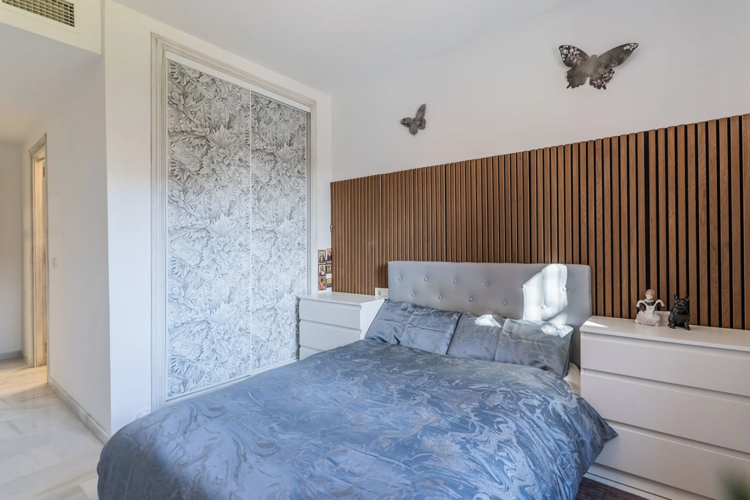Stunning renovated 2-bedroom, 2-bathroom apartment in the highly desirable area of Riviera del Sol, boasting a prime frontline golf position with beautiful open views across the golf course and towards the lake. Presented in excellent condition throughout