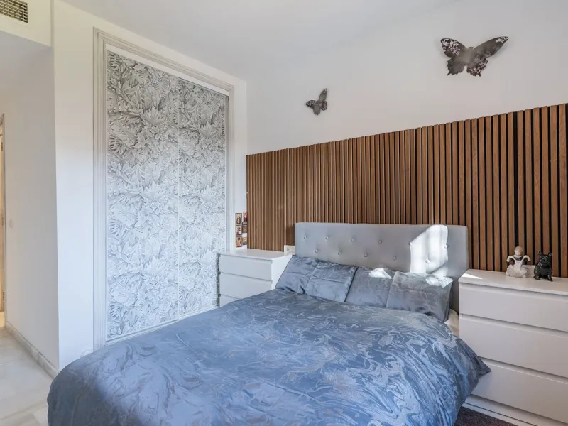Stunning renovated 2-bedroom, 2-bathroom apartment in the highly desirable area of Riviera del Sol, boasting a prime frontline golf position with beautiful open views across the golf course and towards the lake. Presented in excellent condition throughout