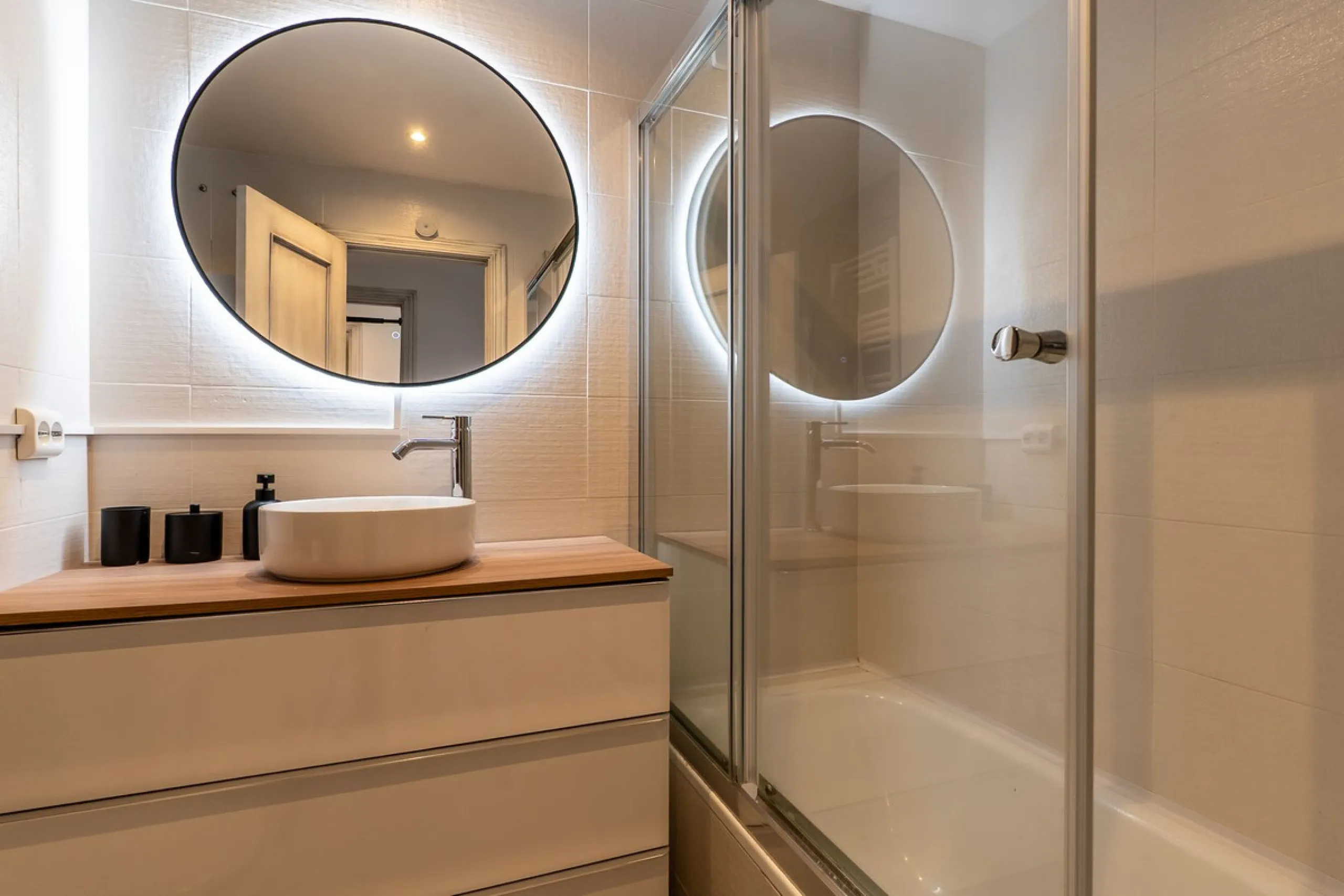Stunning renovated 2-bedroom, 2-bathroom apartment in the highly desirable area of Riviera del Sol, boasting a prime frontline golf position with beautiful open views across the golf course and towards the lake. Presented in excellent condition throughout