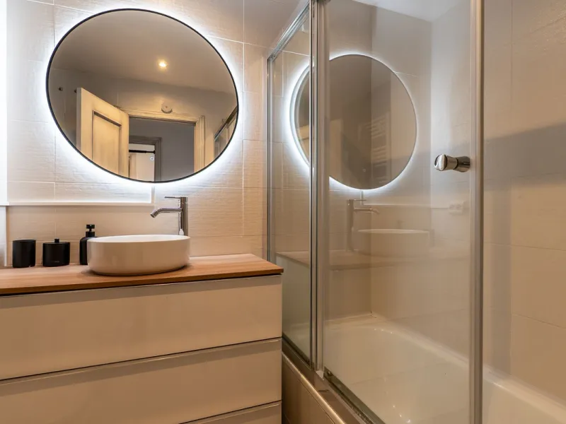 Stunning renovated 2-bedroom, 2-bathroom apartment in the highly desirable area of Riviera del Sol, boasting a prime frontline golf position with beautiful open views across the golf course and towards the lake. Presented in excellent condition throughout
