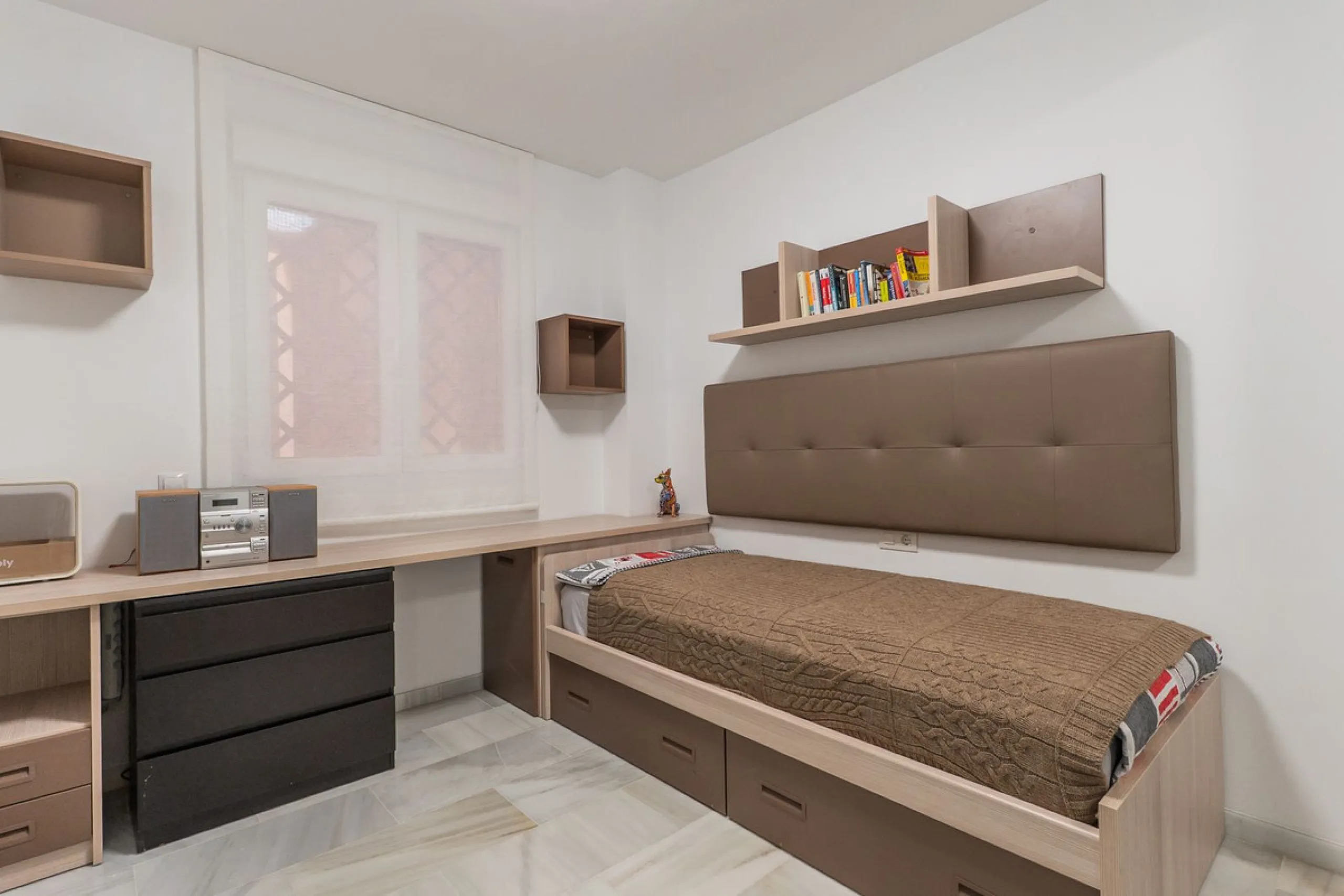 Stunning renovated 2-bedroom, 2-bathroom apartment in the highly desirable area of Riviera del Sol, boasting a prime frontline golf position with beautiful open views across the golf course and towards the lake. Presented in excellent condition throughout