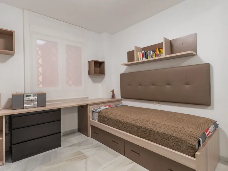 Stunning renovated 2-bedroom, 2-bathroom apartment in the highly desirable area of Riviera del Sol, boasting a prime frontline golf position with beautiful open views across the golf course and towards the lake. Presented in excellent condition throughout