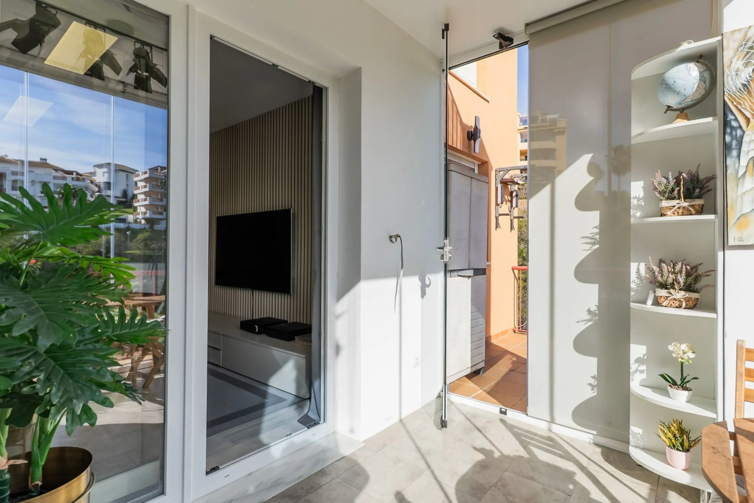 Stunning renovated 2-bedroom, 2-bathroom apartment in the highly desirable area of Riviera del Sol, boasting a prime frontline golf position with beautiful open views across the golf course and towards the lake. Presented in excellent condition throughout
