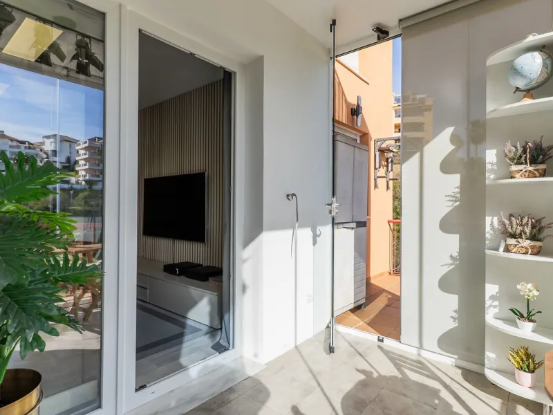 Stunning renovated 2-bedroom, 2-bathroom apartment in the highly desirable area of Riviera del Sol, boasting a prime frontline golf position with beautiful open views across the golf course and towards the lake. Presented in excellent condition throughout