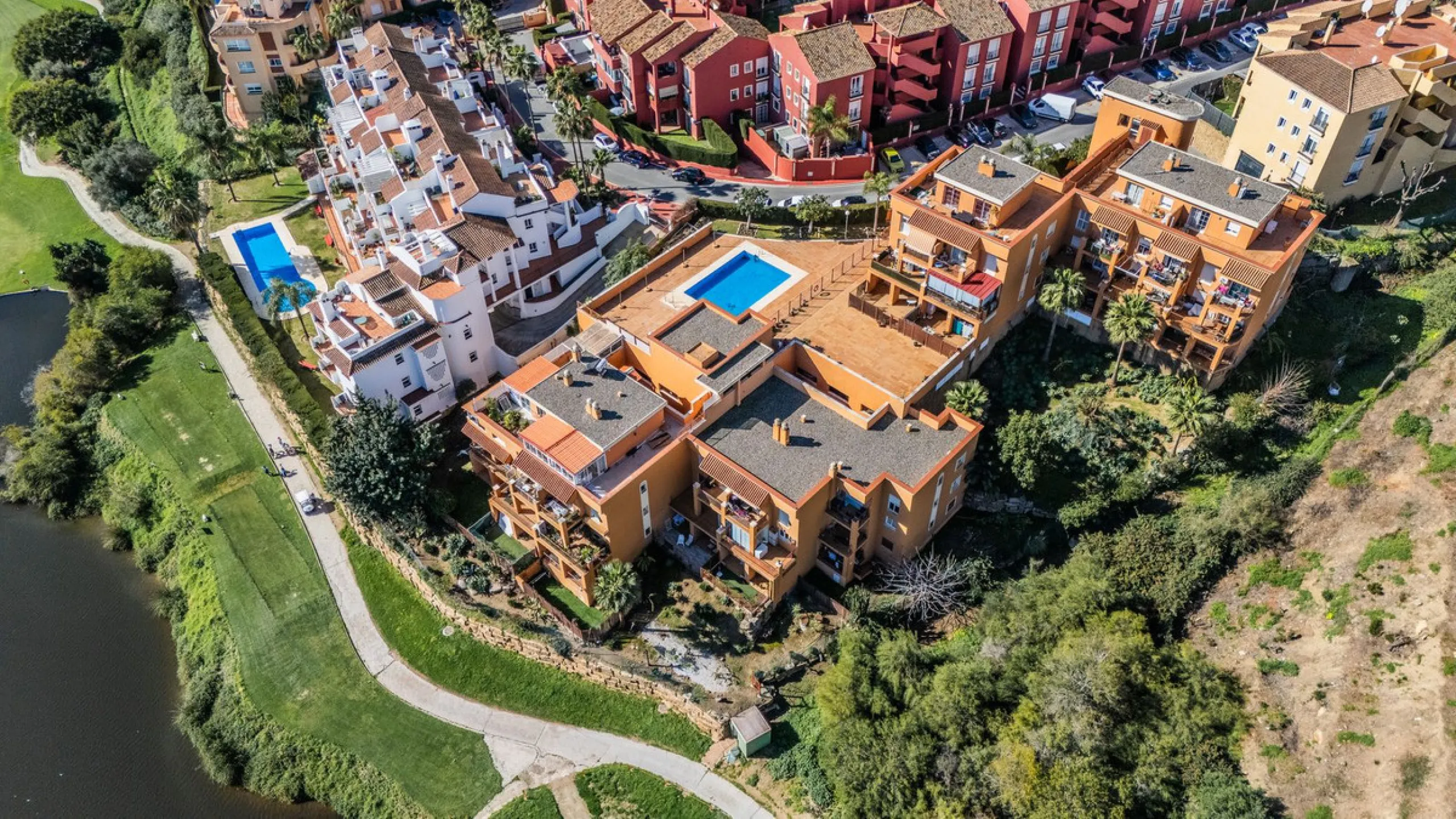 Stunning renovated 2-bedroom, 2-bathroom apartment in the highly desirable area of Riviera del Sol, boasting a prime frontline golf position with beautiful open views across the golf course and towards the lake. Presented in excellent condition throughout