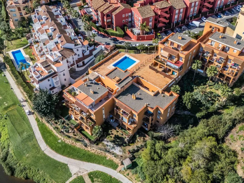 Stunning renovated 2-bedroom, 2-bathroom apartment in the highly desirable area of Riviera del Sol, boasting a prime frontline golf position with beautiful open views across the golf course and towards the lake. Presented in excellent condition throughout