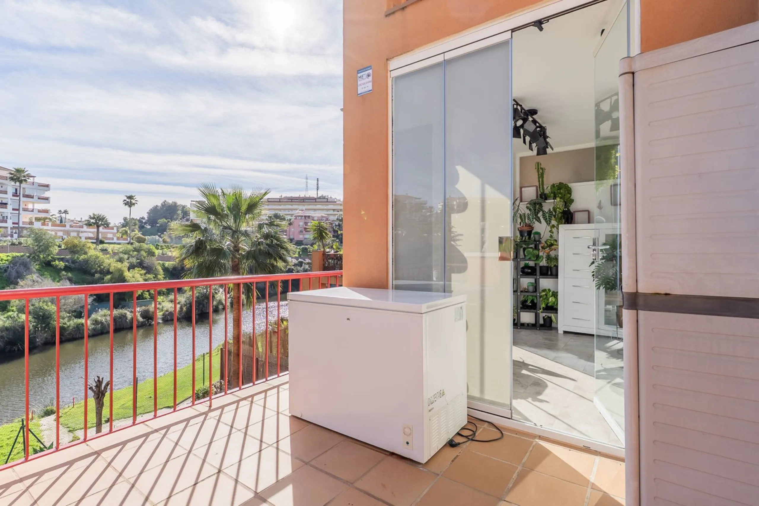 Stunning renovated 2-bedroom, 2-bathroom apartment in the highly desirable area of Riviera del Sol, boasting a prime frontline golf position with beautiful open views across the golf course and towards the lake. Presented in excellent condition throughout