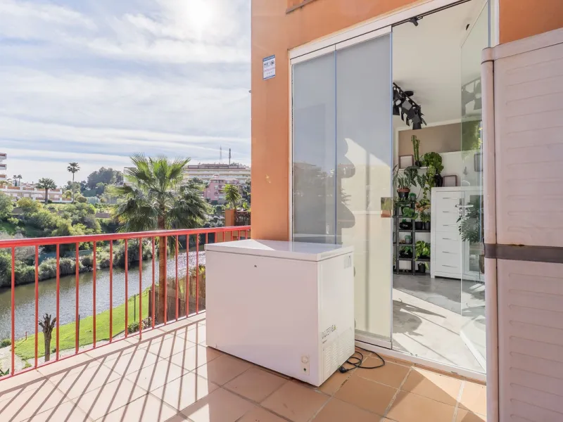 Stunning renovated 2-bedroom, 2-bathroom apartment in the highly desirable area of Riviera del Sol, boasting a prime frontline golf position with beautiful open views across the golf course and towards the lake. Presented in excellent condition throughout