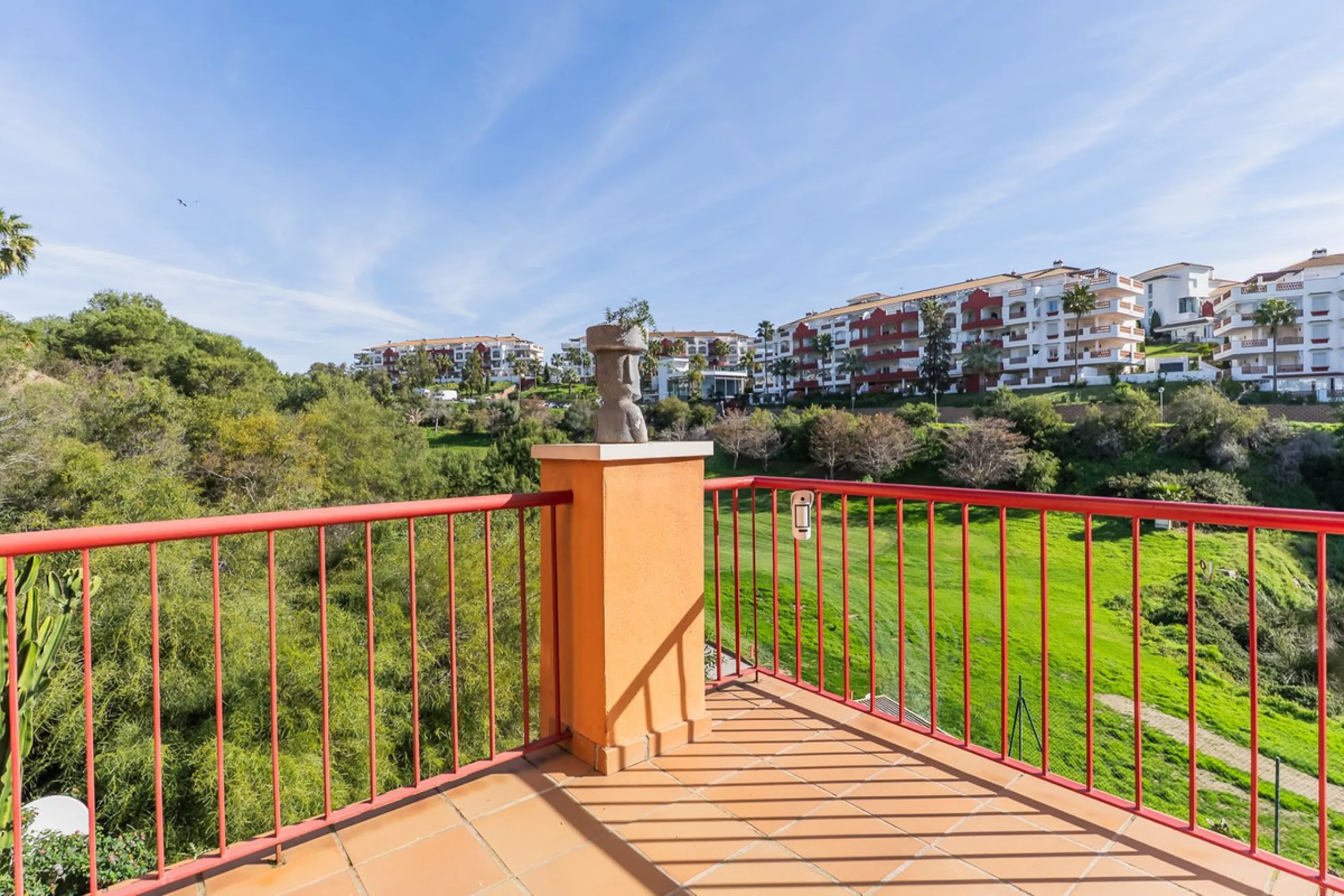 Stunning renovated 2-bedroom, 2-bathroom apartment in the highly desirable area of Riviera del Sol, boasting a prime frontline golf position with beautiful open views across the golf course and towards the lake. Presented in excellent condition throughout
