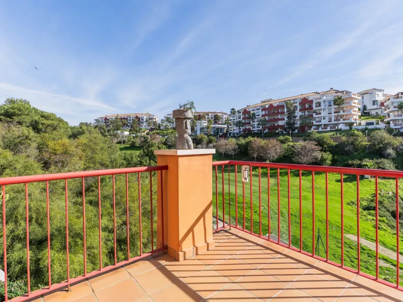 Stunning renovated 2-bedroom, 2-bathroom apartment in the highly desirable area of Riviera del Sol, boasting a prime frontline golf position with beautiful open views across the golf course and towards the lake. Presented in excellent condition throughout