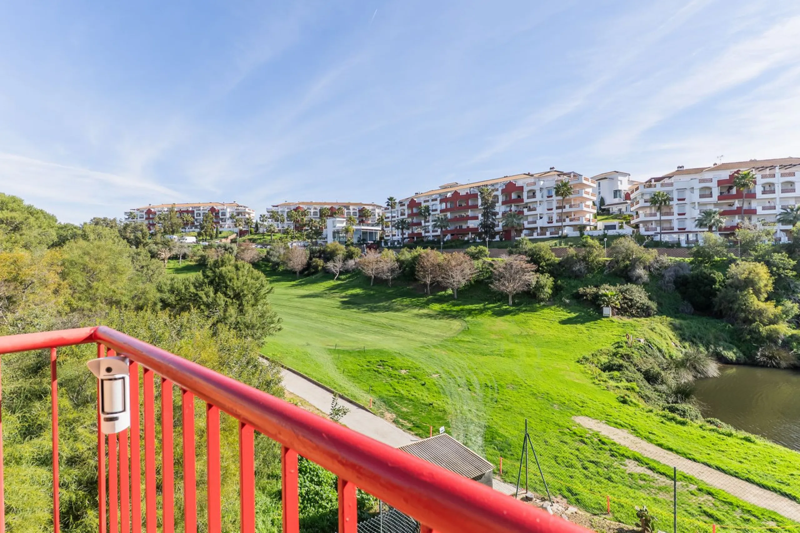 Stunning renovated 2-bedroom, 2-bathroom apartment in the highly desirable area of Riviera del Sol, boasting a prime frontline golf position with beautiful open views across the golf course and towards the lake. Presented in excellent condition throughout