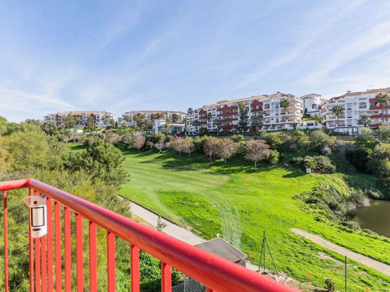 Stunning renovated 2-bedroom, 2-bathroom apartment in the highly desirable area of Riviera del Sol, boasting a prime frontline golf position with beautiful open views across the golf course and towards the lake. Presented in excellent condition throughout