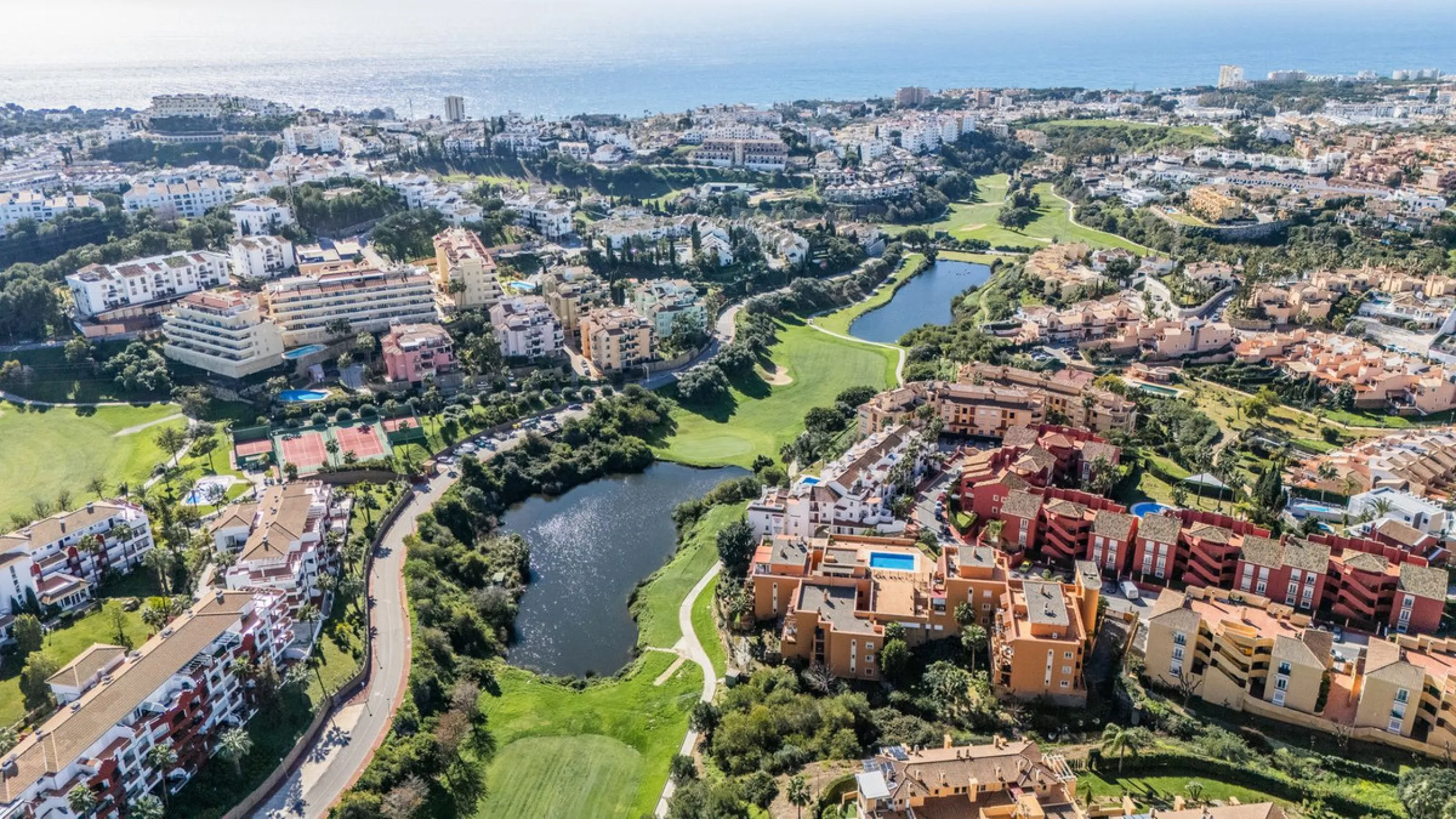 Stunning renovated 2-bedroom, 2-bathroom apartment in the highly desirable area of Riviera del Sol, boasting a prime frontline golf position with beautiful open views across the golf course and towards the lake. Presented in excellent condition throughout