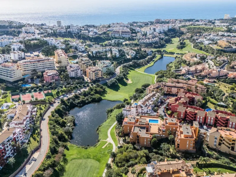 Stunning renovated 2-bedroom, 2-bathroom apartment in the highly desirable area of Riviera del Sol, boasting a prime frontline golf position with beautiful open views across the golf course and towards the lake. Presented in excellent condition throughout