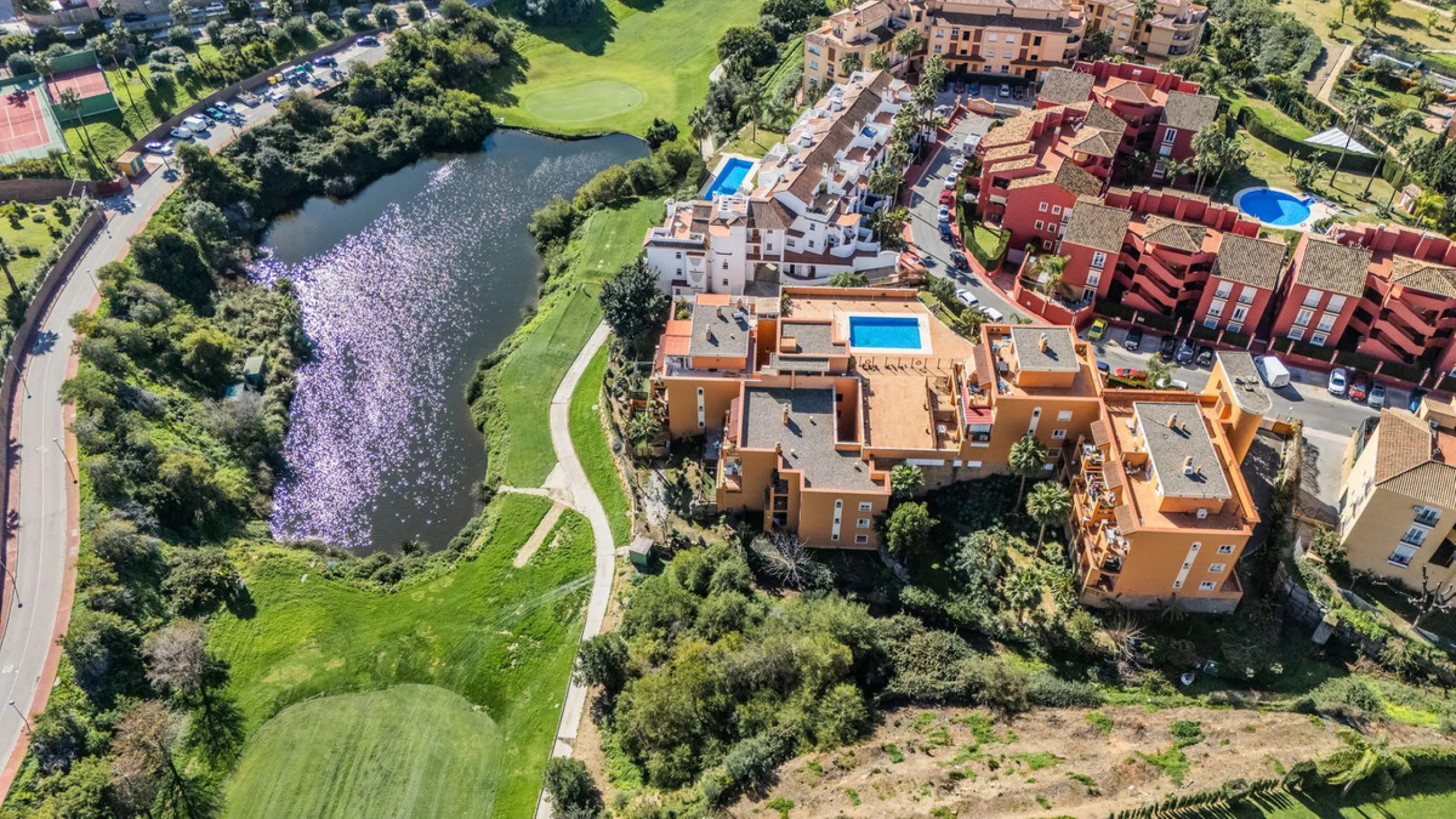 Stunning renovated 2-bedroom, 2-bathroom apartment in the highly desirable area of Riviera del Sol, boasting a prime frontline golf position with beautiful open views across the golf course and towards the lake. Presented in excellent condition throughout