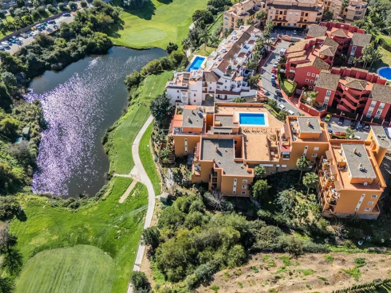 Stunning renovated 2-bedroom, 2-bathroom apartment in the highly desirable area of Riviera del Sol, boasting a prime frontline golf position with beautiful open views across the golf course and towards the lake. Presented in excellent condition throughout