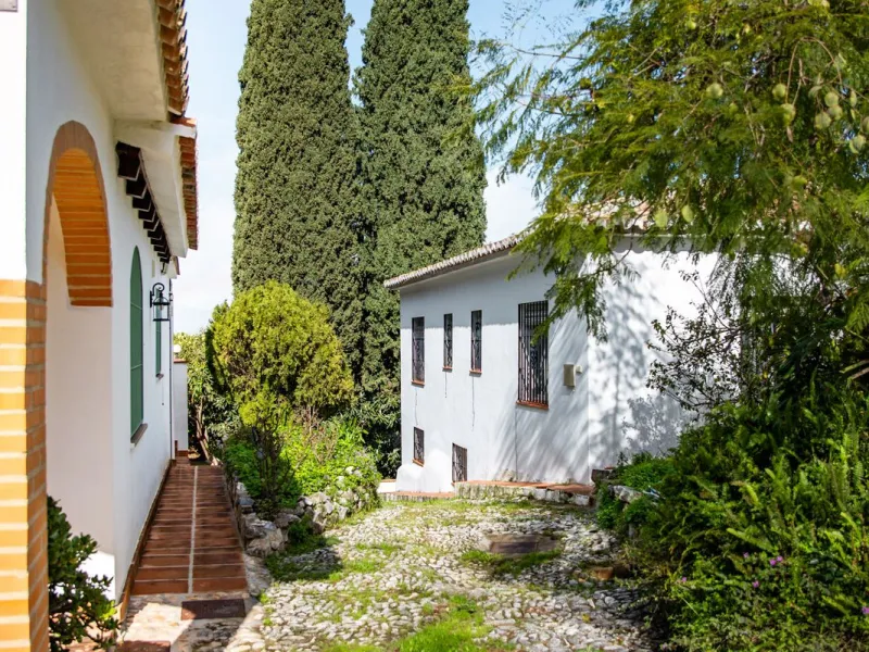 Exclusive Multi-Dwelling Estate in Alhaurín el Grande with 8,300 m² of Land, Private Well and High Investment Potential