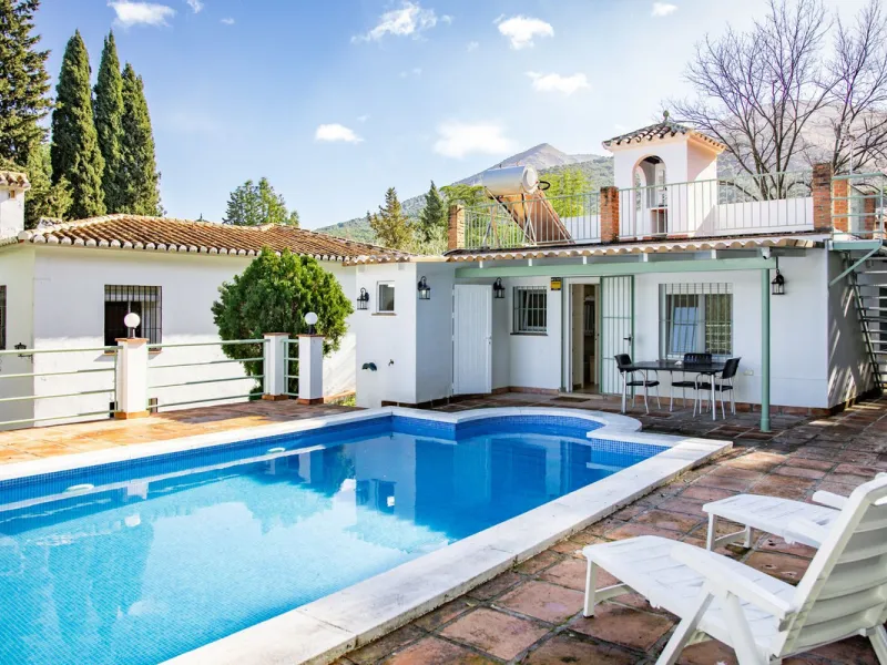 Exclusive Multi-Dwelling Estate in Alhaurín el Grande with 8,300 m² of Land, Private Well and High Investment Potential