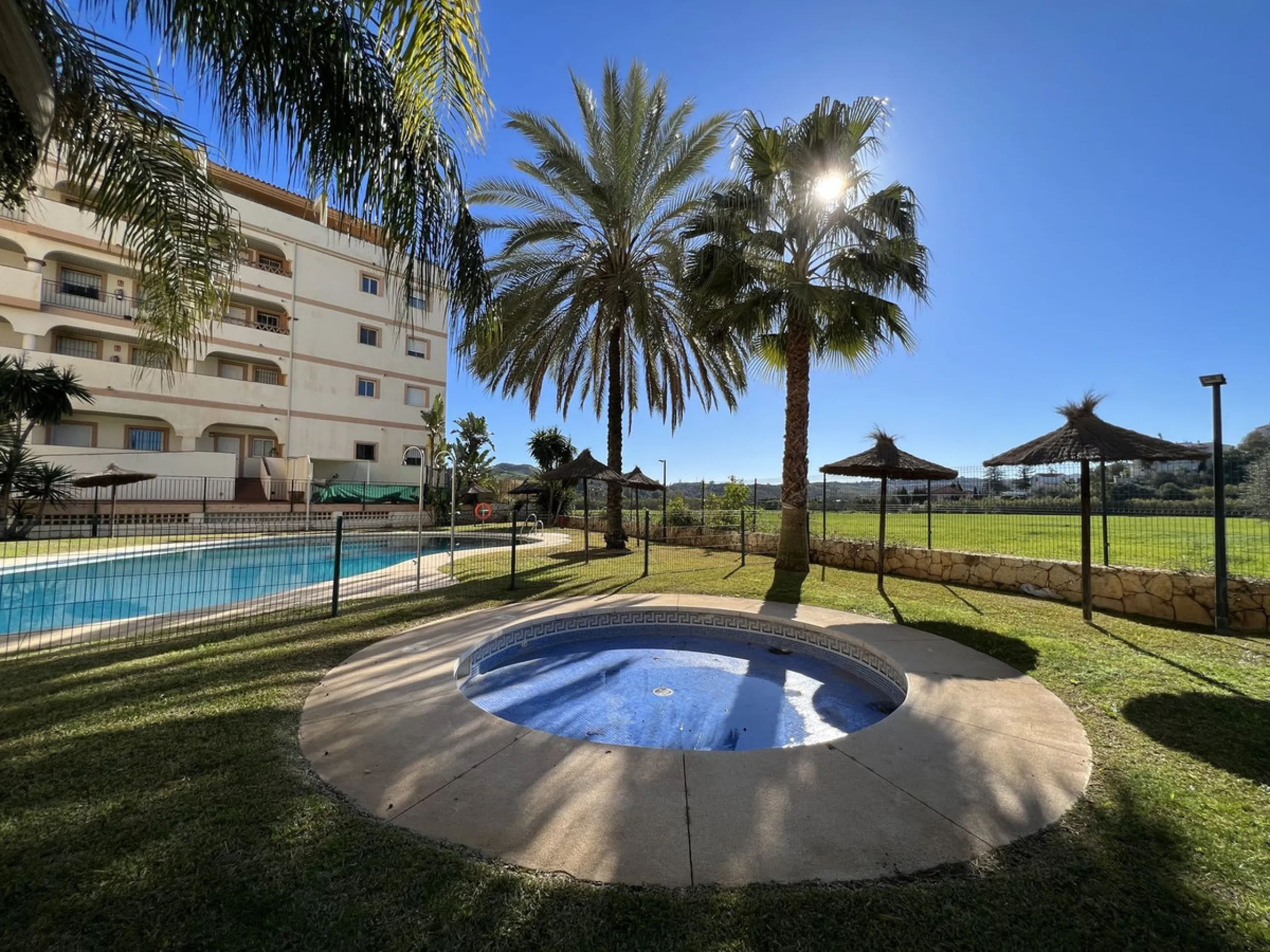This well positioned 4 bedroom 3 bathroom first floor apartment is spacious, bright and situated in an ideal location. Close to schools, beaches and convenient shops and restaurants. Hacienda del Golf is a community driven urbanisation. With families and 