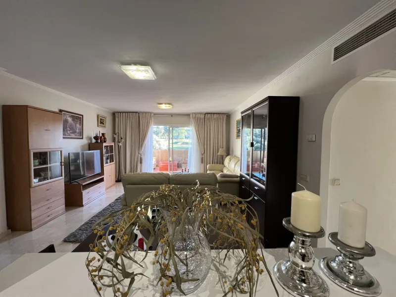 This well positioned 4 bedroom 3 bathroom first floor apartment is spacious, bright and situated in an ideal location. Close to schools, beaches and convenient shops and restaurants. Hacienda del Golf is a community driven urbanisation. With families and 